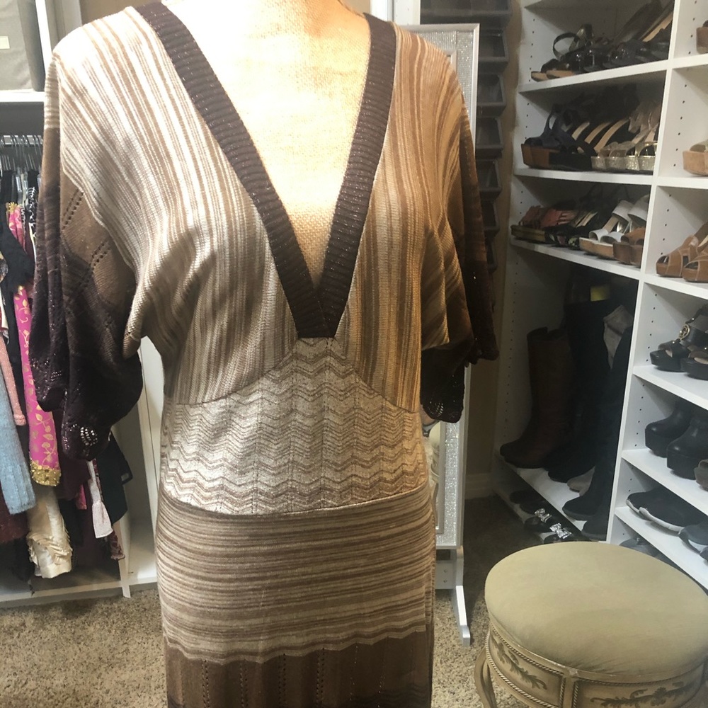 Short sleeve dress.